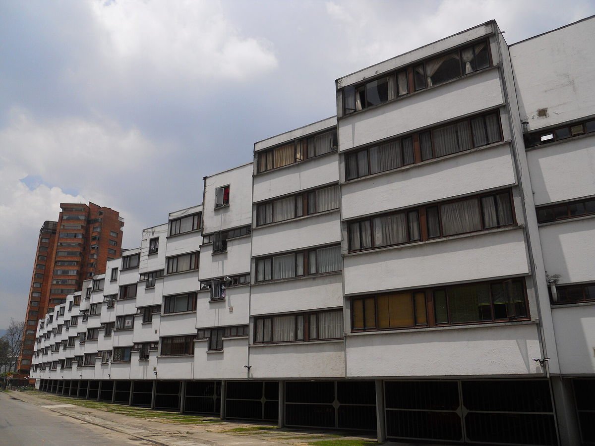 Fachadas de edificios de apartamentos con ventanales de un conjunto residencial